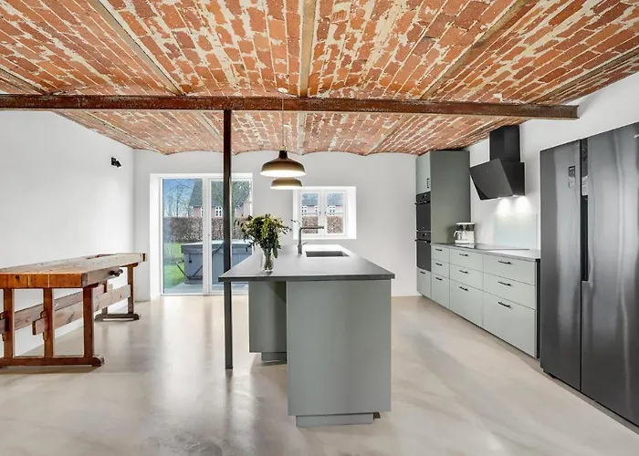 7 Bedroom Stunning In