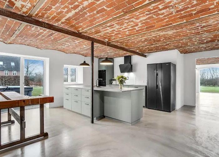 7 Bedroom Stunning In