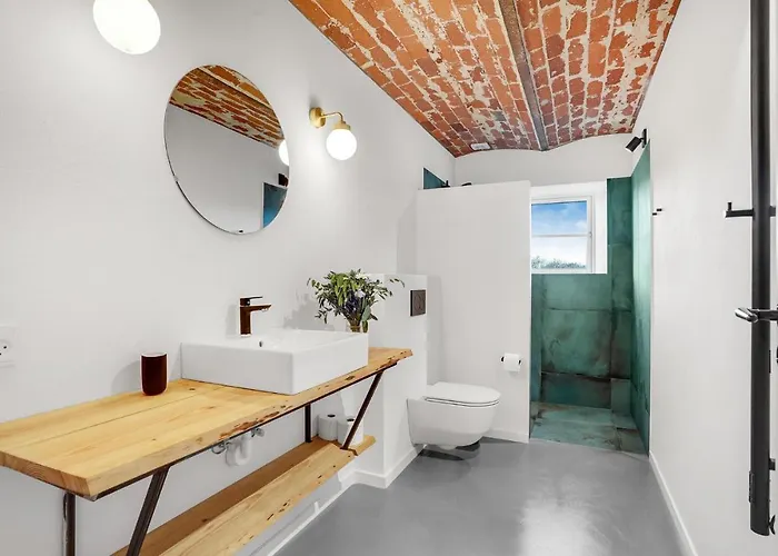 7 Bedroom Stunning In